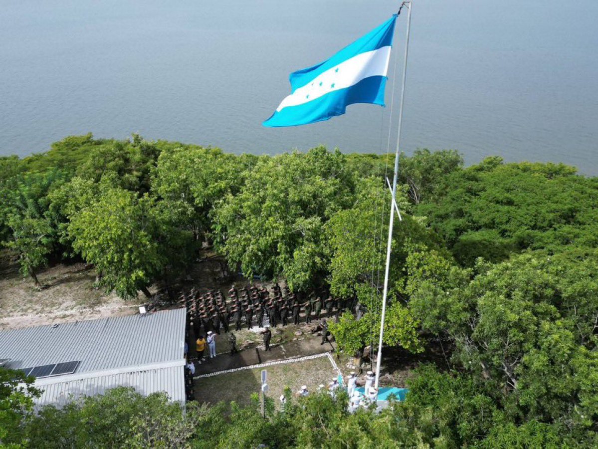 EnriqueReinaHN's tweet photo. Hay que ser congruentes y constantes. Isla Conejo sin duda territorio soberano hondureño, al igual que el respeto de la tierras ancestrales Garífunas, la inconstitucionalidad de las ZEDES y el turquesa de nuestra bandera. Lo dice nuestra Constitución y lo ratifican sentencias internacionales.