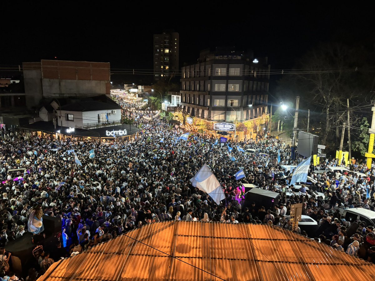 narkylass's tweet photo. La tv pública cayó al trabajo porque mira lo que son estas vistas desde la terraza https://t.co/fayamWME34