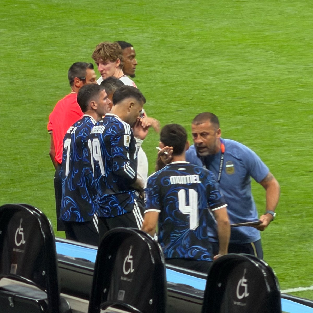 FranMG's tweet photo. cuando scaloni hizo el cambio 7/19 y 4 diosssss ESTA LOCURAAAAA https://t.co/7ZOzW58CdJ