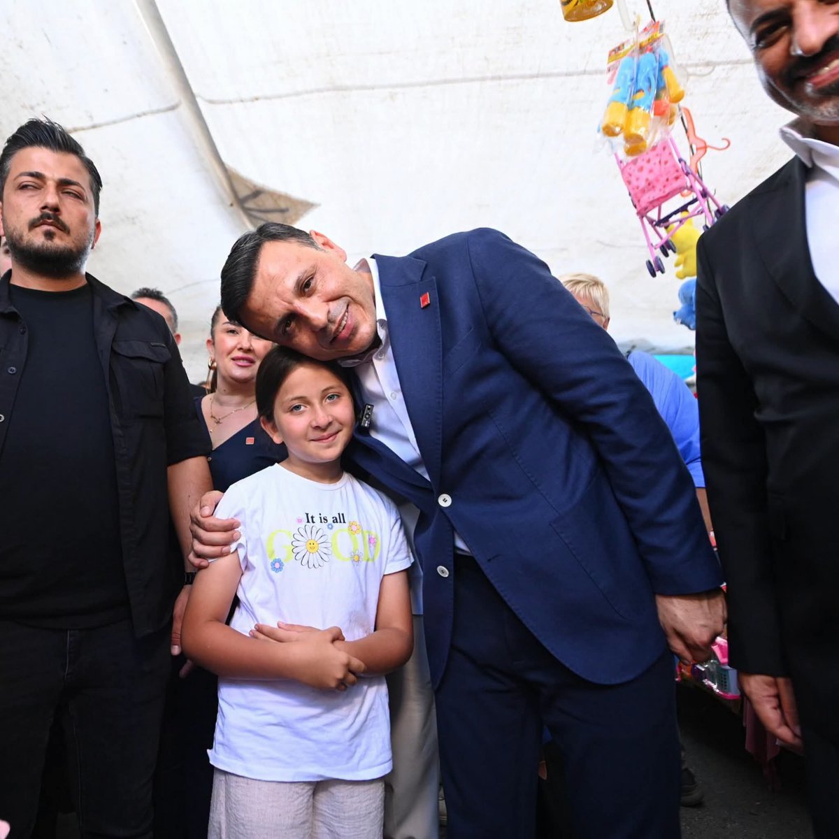 CHPHALKTIR's tweet photo. İstanbul İl Başkanımız Özgür Çelik, Ümraniye'de esnaf ve pazar ziyaretleri gerçekleştirerek vatandaşlarımızla buluştu. #chphalktır https://t.co/oEZrnwYYZ7