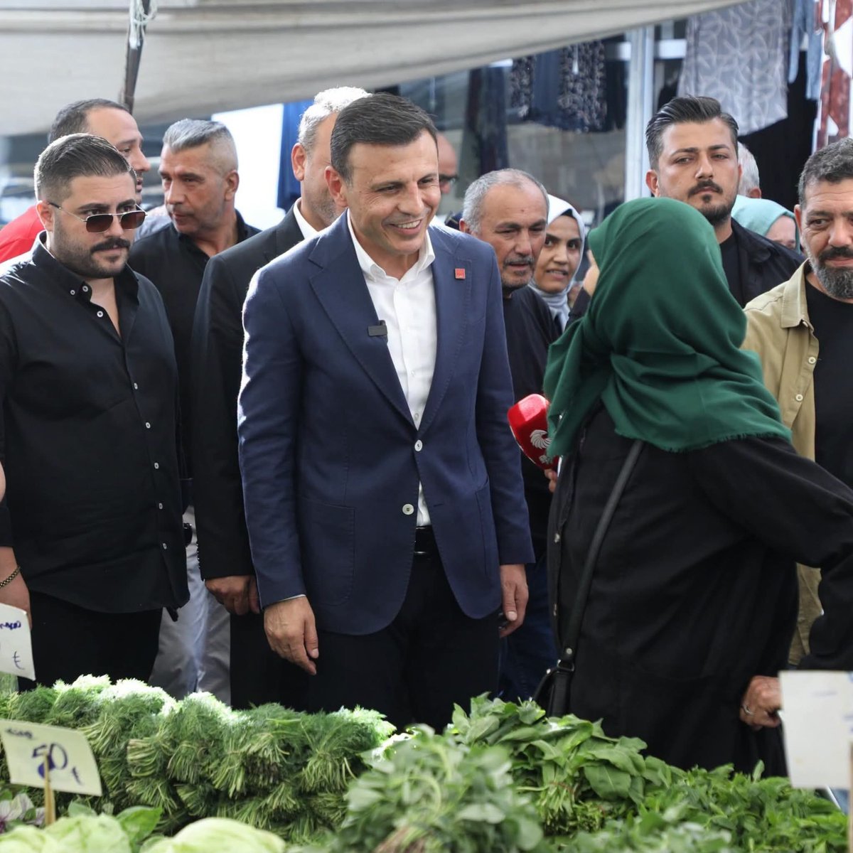 CHPHALKTIR's tweet photo. İstanbul İl Başkanımız Özgür Çelik, Ümraniye'de esnaf ve pazar ziyaretleri gerçekleştirerek vatandaşlarımızla buluştu. #chphalktır https://t.co/oEZrnwYYZ7