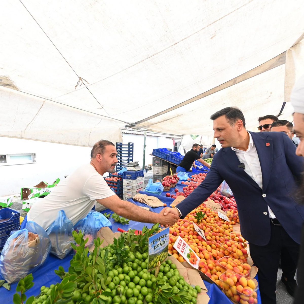 CHPHALKTIR's tweet photo. İstanbul İl Başkanımız Özgür Çelik, Ümraniye'de esnaf ve pazar ziyaretleri gerçekleştirerek vatandaşlarımızla buluştu. #chphalktır https://t.co/oEZrnwYYZ7