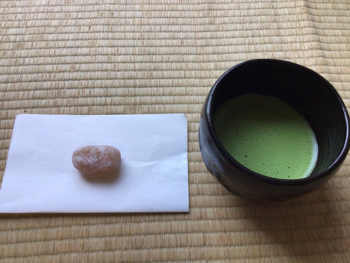 aki_it_akky's tweet photo. おはようございます。今日は薄茶とふぢ餅。藤の花の名所で売られている和菓子で、中は柚餡になっています。藤の花の様な薄紫のお餅で包まれており上品。お抹茶にはやはりお菓子ですね。ちなみに茶道界では水菓子といえば一般的に果物を指す様です。他の流派はわからないけども。今日もエンジョイ！ https://t.co/8Wi6Bb0RKu