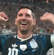 TouchlineX's tweet photo. 📸 - Leo Messi's wife Antonela was in tears when Messi and Argentina completed the comeback vs. England. https://t.co/2yDz1fhm6p