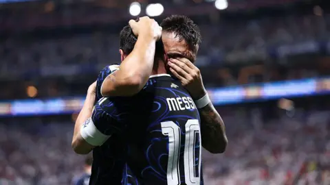 ShotoWilckens's tweet photo. SEÑORES, YO DEJO TODO
ME VOY A VER A ARGENTINA
PORQUE LOS JUGADORES
ME VAN A DEMOSTRAR 
QUE SALEN A GANAR
QUE QUIEREN SALIR CAMPEÓN 
QUE LO LLEVAN ADENTRO
COMO LO LLEVO YO!!! https://t.co/VDjNERQvh9