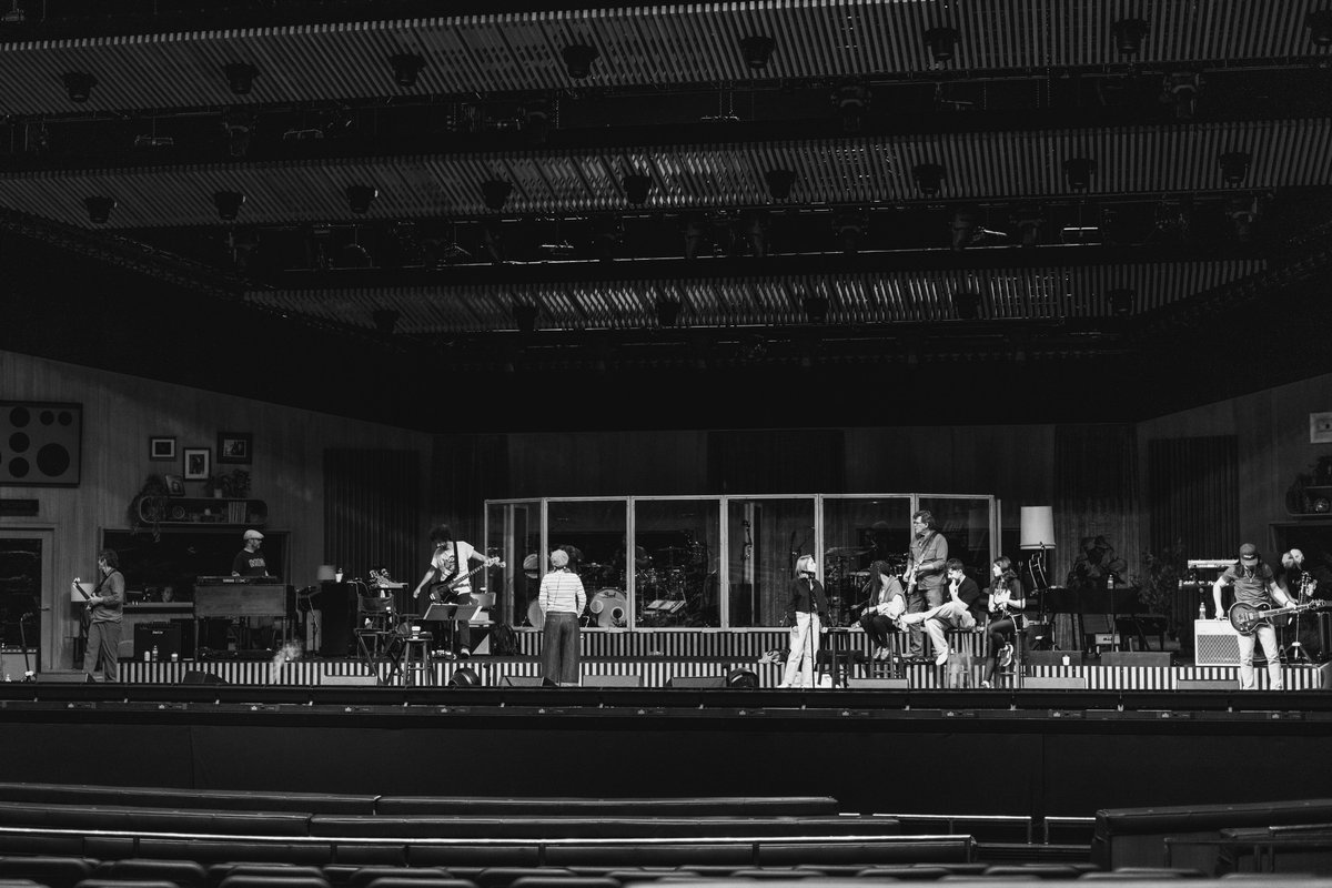 kellyclarkson's tweet photo. 2 days till Vegas! https://t.co/DF51aB14D2
#StudioSessions #KellyInVegas #VegasRehearsals https://t.co/Kc5k6ShONJ