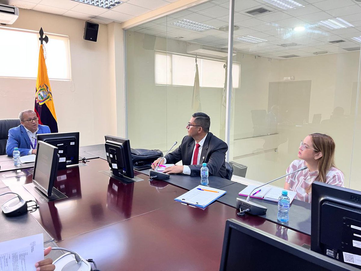 ecu911sambo's tweet photo. Fortalecer la seguridad ciudadana a través de la Interoperabilidad fue el tema principal de la reunión que mantuvo el jefe del @ECU911_ con jurisdicción en Los Ríos  @raulfalcont, con delegados de la banca privada en Babahoyo.

Durante el encuentro se analizaron acciones de cooperación interinstitucional entre el sector privado y el #ECU911 para fortalecer la videovigilancia y contribuir a una respuesta más oportuna frente a las emergencias.