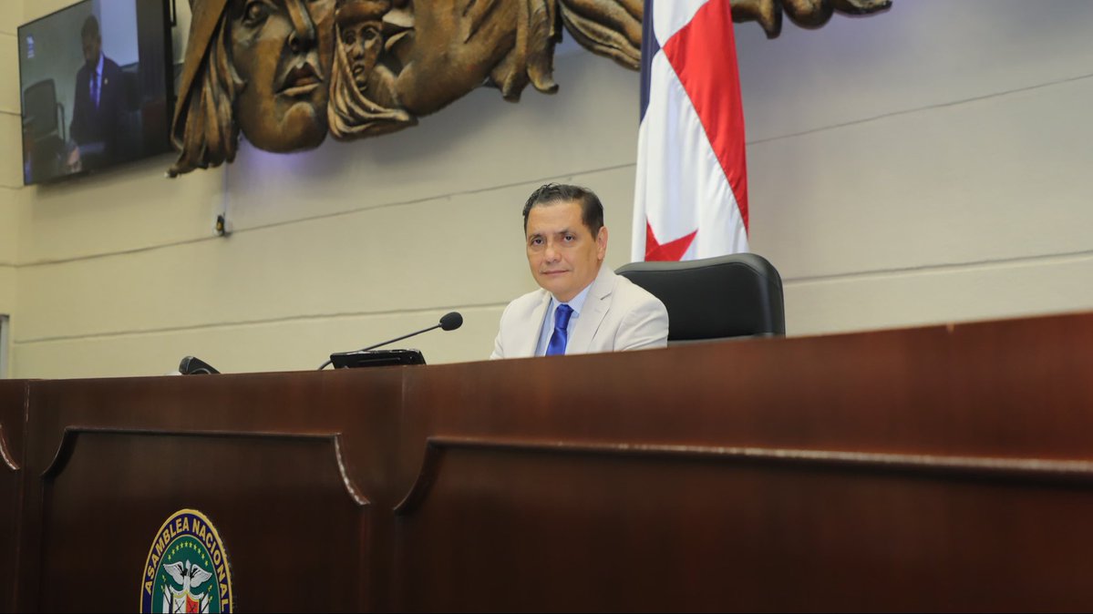manuelchengpa's tweet photo. Presidiendo el Pleno de la Asamblea Nacional, hoy continuamos con la discusión del Reglamento Interno, con el compromiso de impulsar normas que fortalezcan la institución y respondan al interés de todos los panameños. https://t.co/BdC5GeeZ78