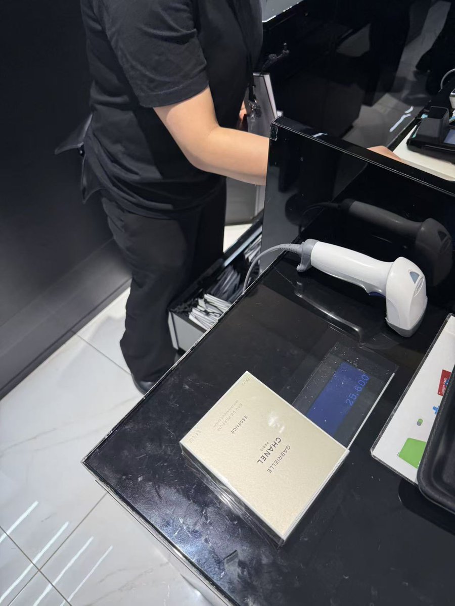 luxiong_Gate's tweet photo. 返程最后一件事情,用GateCard
买了给姐姐香水,给好兄弟买了日常资粮
这就是出差的好处吧
这几天陆兄一直安利Gate Card
绑定苹果支付,真的太方便了
日本之行,有大门打开方便之门
#GateCard https://t.co/1rr0BLcQKD