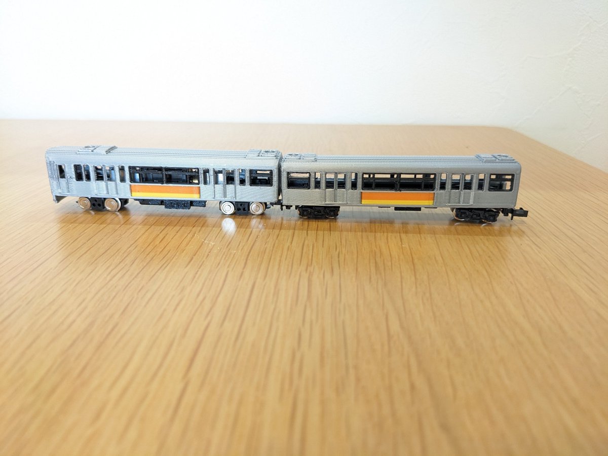 cocokoubou's tweet photo. 思いつきで始めたモノレールの高架鉄道化シリーズ、第3弾は多摩高架鉄道電車です。
とりあえず試作してみました。車体は塗装不要のマルチカラー3Dプリントで足回りは鉄コレ動力を使用する予定です。

＃Nゲージ
＃鉄道模型 https://t.co/TK1K5EnUFm