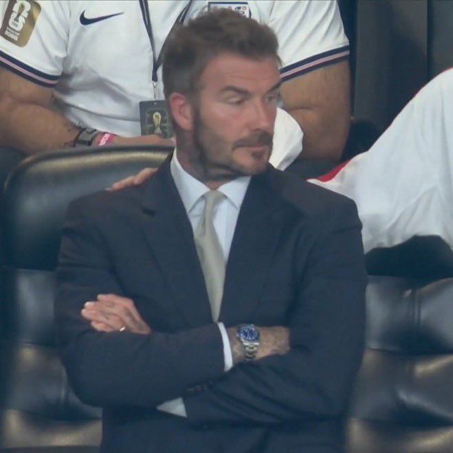 icardo8's tweet photo. 🚨🗣️David Beckham sobre la derrota 2:1 de Inglaterra ante Argentina, dice que Messi es el MEJOR Jugador de todos los tiempos: 

“El fútbol tiene una forma poética de completar sus propias historias. Inglaterra una vez vio la Mano de Dios… esta noche, presenció el Pie Izquierdo de Dios. Messi no solo jugó el partido, lo dirigió como un maestro liderando una orquesta. Cada toque era una frase, cada pase era una obra maestra, y esas dos asistencias fueron pinceladas en el lienzo más grande del fútbol.

La gente pasa sus carreras persiguiendo la grandeza. Messi ha pasado su carrera redefiniéndola. Cuando la presión alcanza su punto más alto, él se convierte en el hombre más calmado en el estadio. Ese es un don que no puedes entrenar, no puedes comprar, y ciertamente no puedes defenderte contra él.

He jugado con y contra algunos de los mejores jugadores que este deporte ha visto jamás, pero lo que Lionel Messi sigue haciendo en el escenario más grande está más allá de las estadísticas, es un legado escrito en tiempo real. Noches como esta no son solo victorias; son capítulos en la historia del fútbol.

Para mí, el debate ha terminado. Lionel Messi no es solo uno de los mejores jugadores de todos los tiempos… es el mejor jugador de todos los tiempos.”

—🎙️Mixed Zone