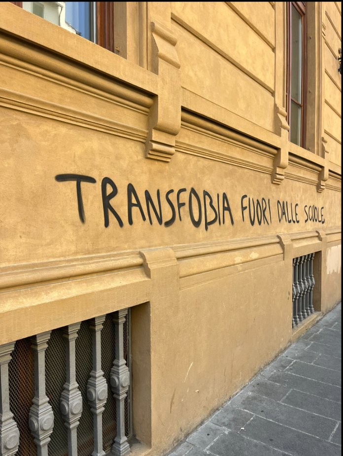 raqaellapaella's tweet photo. Graffiti spotted in Florence, Italy this week. 
From @nejafeja 

"There are children with penises, children with vulvas, and transphobes without teeth."

 and "Get transphobia out of schools" 
(Google's translation - I don't speak Italian.) https://t.co/zqGaYbQRSr
