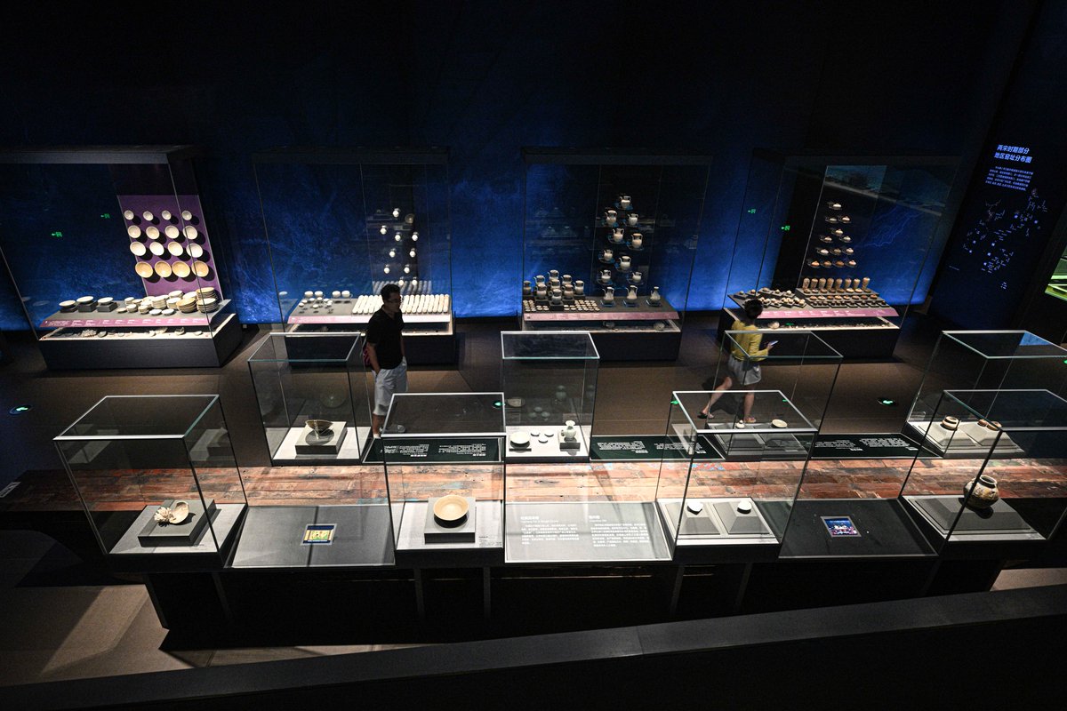 MeetQionghai's tweet photo. 🌊Take Home a Piece of South China Sea History
Exploring the South China Sea Museum? Don't miss the gift shop! Open the "Porcelain of the South China Sea" blind box to experience artifact restoration; or take home a fridge magnet with the story of the Huaguang Reef No.1 shipwreck; the 400-year-old Fahua porcelain vase has been reimagined as jewelry and ornaments — each piece a code of the Maritime Silk Road. Visa-free for 86 countries. Come to Qionghai and bring the South China Sea story home! (Photo: Pu Xiaoxu/ Xinhua News)
#MuseumGifts #BlindBox #Porcelain #HuaguangReef #MaritimeSilkRoad #VisaFreeHainan #Qionghai