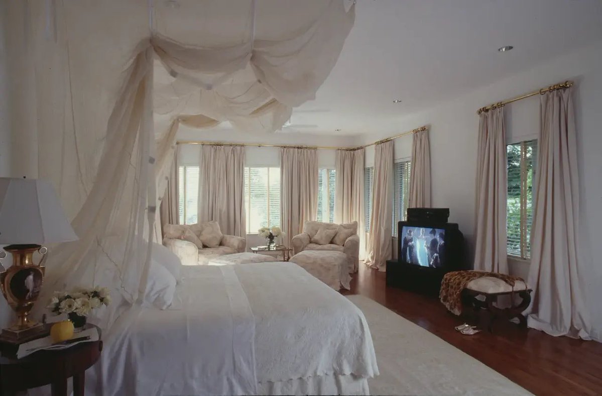 eshalakundala's tweet photo. madonna's house in 1994 https://t.co/KdOZZcggDw