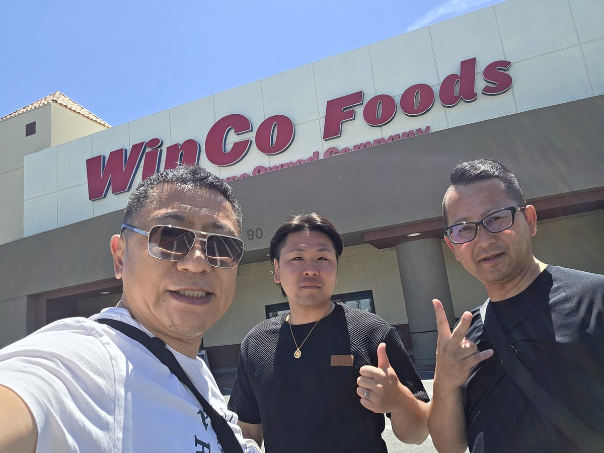 sepg1996's tweet photo. アメリカの激安スーパーマーケットチェーンで有名な…WinCo Foods（ウィンコ・フーズ）で…ミニカー100台…吊り下げ式芳香剤200枚の大人買い…関根エンタープライズグループの働く仲間にお土産だね～😁

#WinCoFoods（#ウィンコフーズ）
https://t.co/htAGvEZTkl

#関根エンタープライズグループ｜#全国対応の総合物流 ・ #輸送サービス
https://t.co/KdfGxefkj2

ウィンコ・フーズは…アイダホ州ボイジーに本社を置く…中間業者を通さない…直接仕入れや従業員持ち株制度（Employee-Owned）を導入し…徹底したコスト削減で…低価格を実現しているんですね～😆

#アメリカの激安スーパーマーケットチェーン
#ミニカー
#吊り下げ式芳香剤
#大人買い
#働く仲間にお土産
#アイダホ州ボイジー
#中間業者を通さない
#直接仕入れ
#従業員持ち株制度
#EmployeeOwned
#徹底したコスト削減
#低価格実現