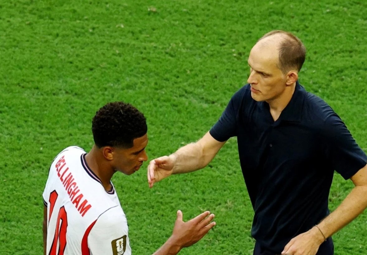 Steppalo's tweet photo. Il blackout tattico di Tuchel condanna l'Inghilterra 🏴󠁧󠁢󠁥󠁮󠁧󠁿🇦🇷 Gestione folle del 2T e dei cambi. Gordon esausto con Rashford fresco in panca. Anderson ammonito andava tolto per Mainoo o Saka spostando Rogers. Da Allenatore UEFA A e DS, ecco l'analisi:🔗

https://t.co/yFdH58LH6M https://t.co/jGZlZ8w9FE