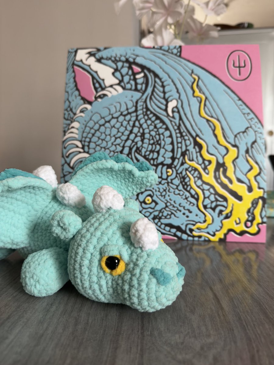 mulberryval's tweet photo. i crocheted trash the dragon for my bsf 😛

#cliqueart ? https://t.co/6SkpUnLgDT