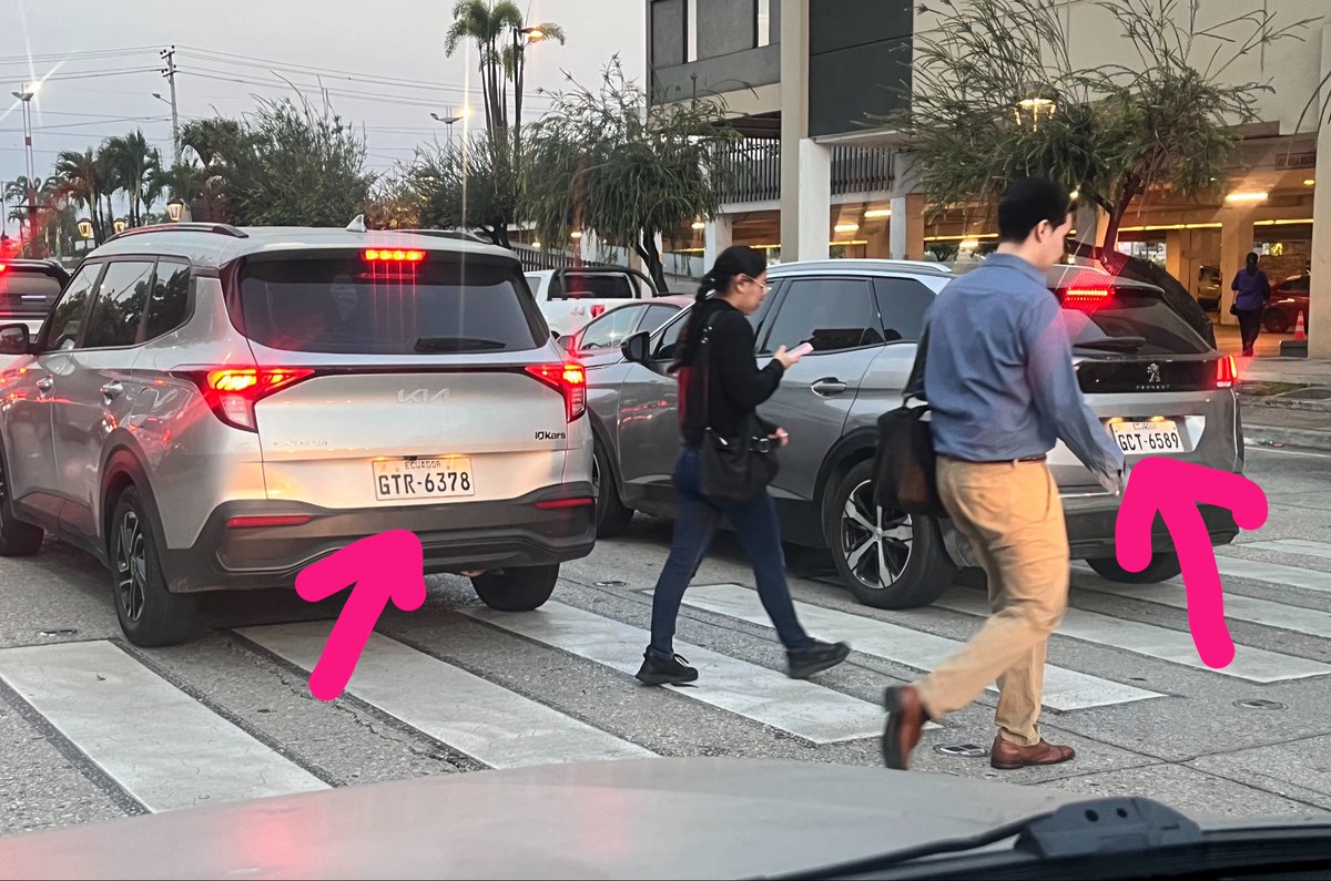 dvmcreativo's tweet photo. Nunca faltan los tarados que no saben calcular el tamaño de su auto para no bloquear el paso peatonal en las calles.  #samborondon #sambo #atvsamborondon https://t.co/kU0W6ssOj0
