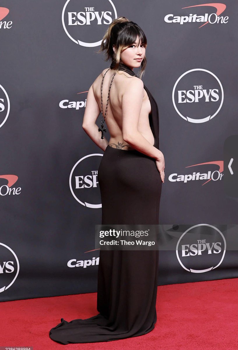 meeplysa's tweet photo. alysa’s tattoo showinggg and her back muscles…she wants us all dead omfg https://t.co/Q9lXASYoi7