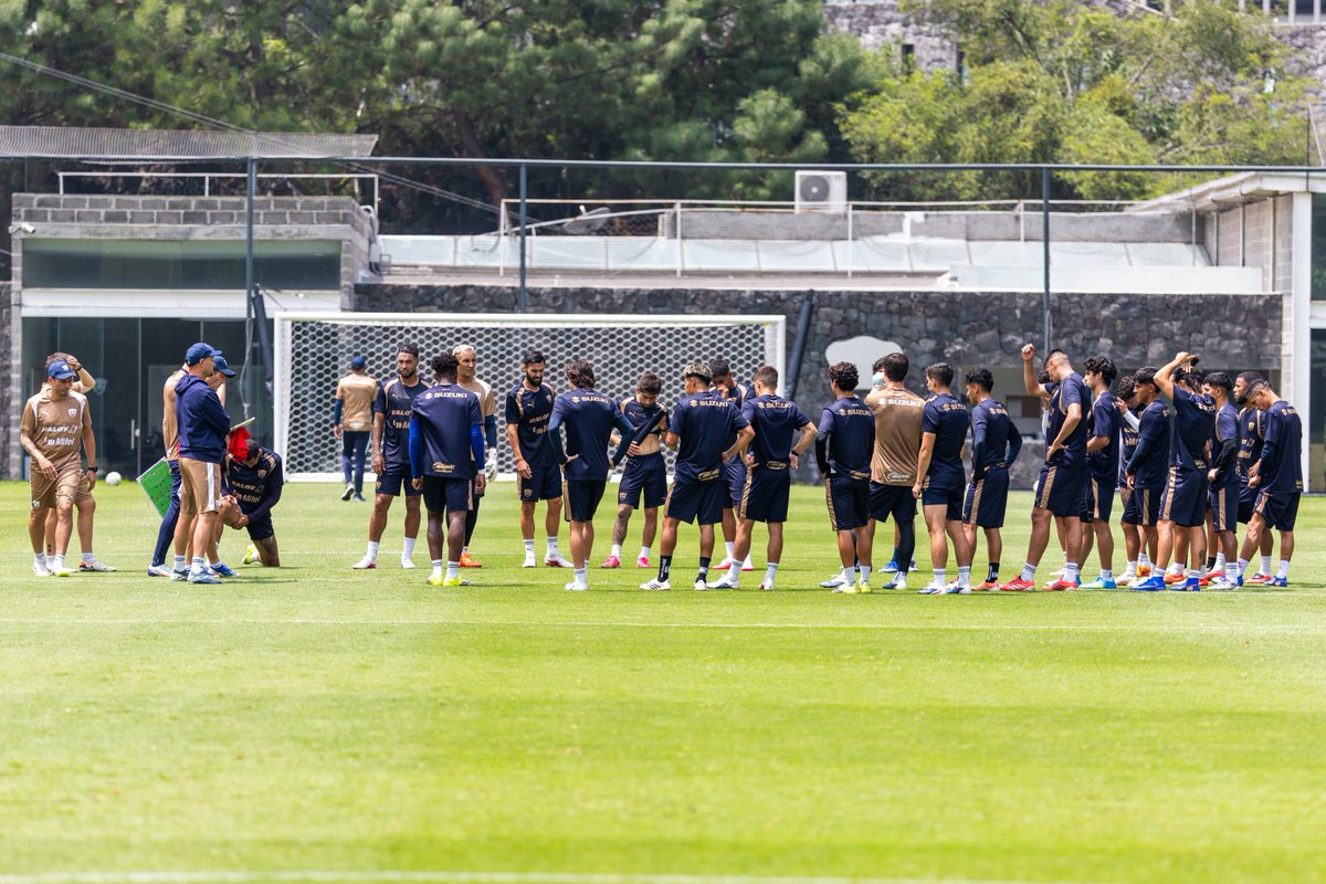 PumasMX's tweet photo. ⏳ La cuenta regresiva está en marcha...

Cada lance, cada pase y cada gota de sudor cuenta. El equipo sigue a tope en el entrenamiento,  preparándose para el debut en el torneo, el próximo sábado 18 de julio en C.U. 🐾

#SiemprePumas https://t.co/ZXELNrqW0Z