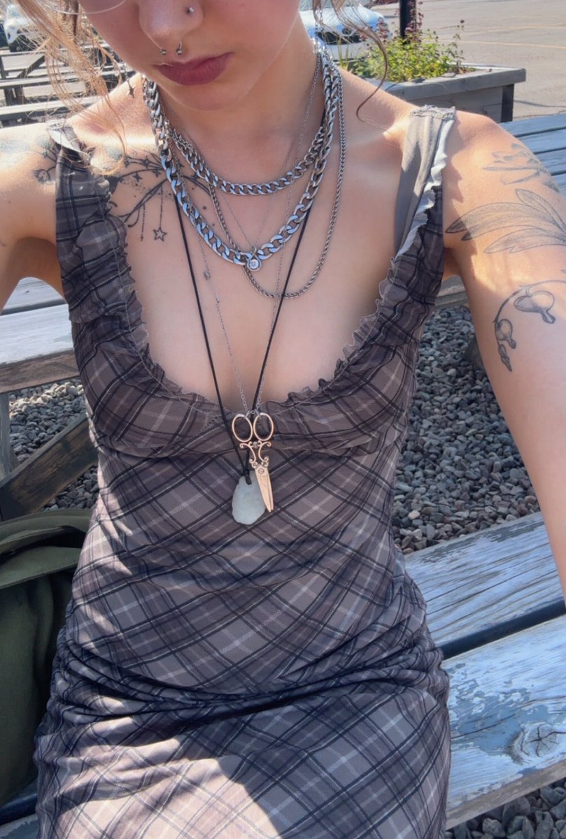 kyoruyeye's tweet photo. a man catcalled me on the street just now bro i’m wearing fucking scissors around my neck wtf makes you think i’d be into men https://t.co/PEkgTCmgQD