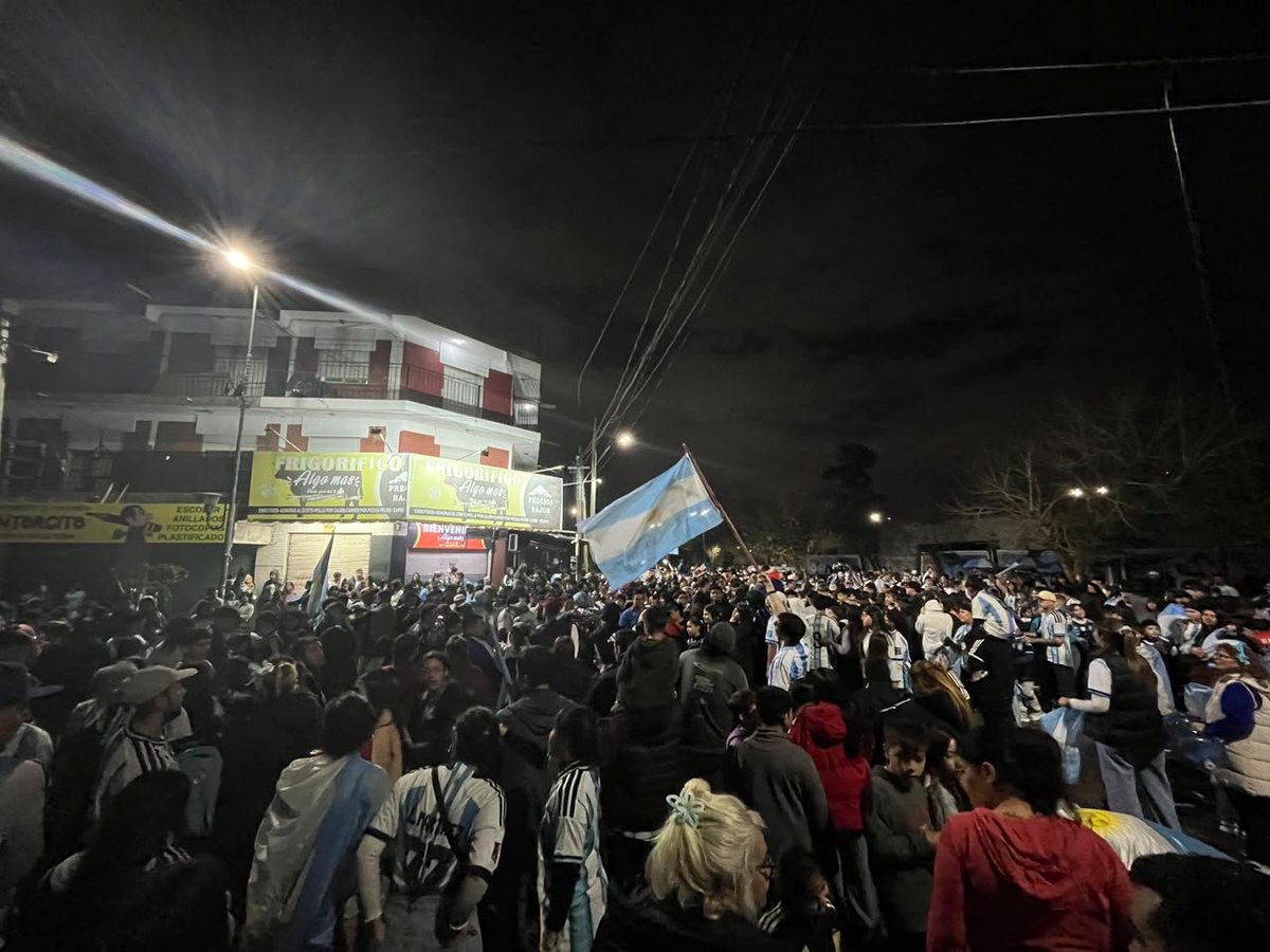 DamianSelci's tweet photo. La alegría de Hurlingham, Morris y Tesei 🇦🇷 https://t.co/ziuqBBhTMT