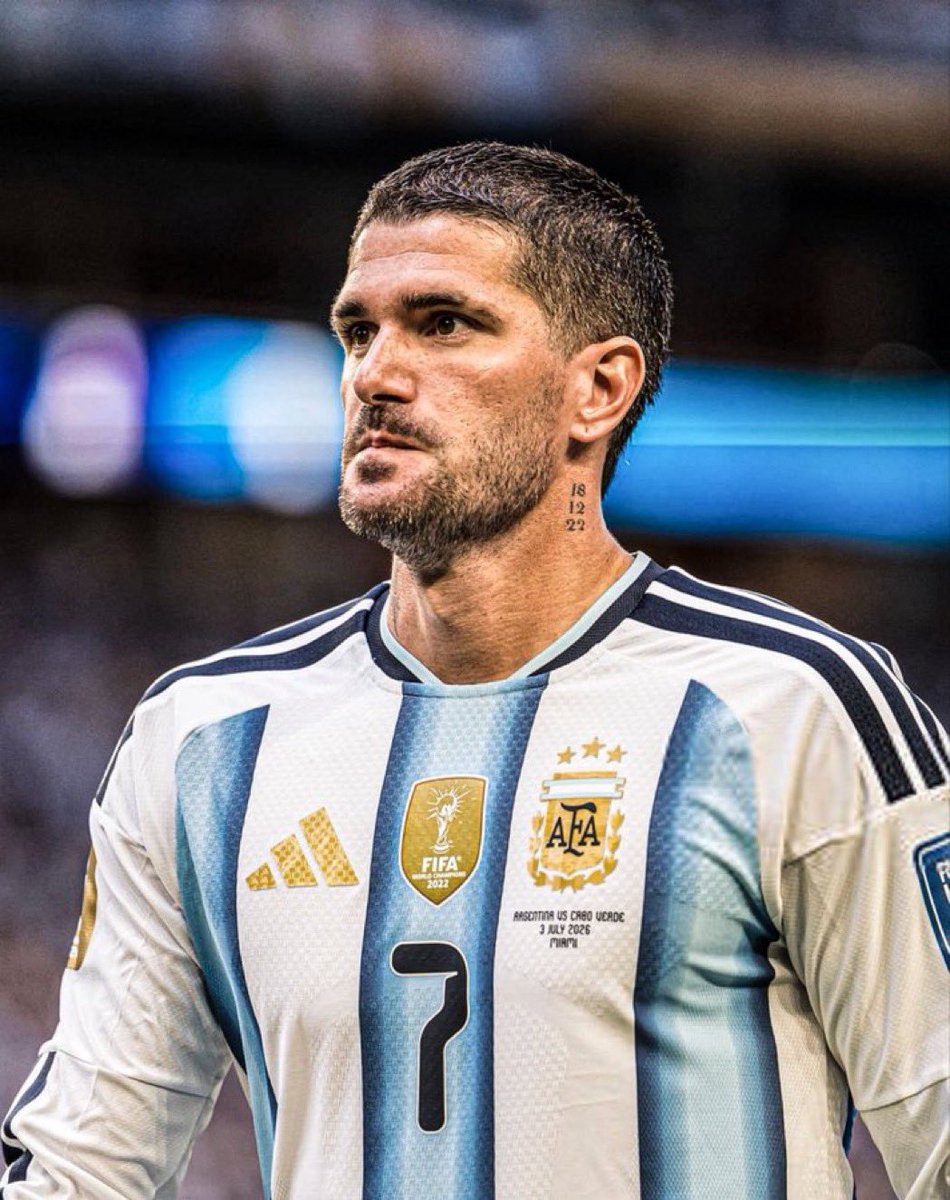 ZaanTalksFooty's tweet photo. Three things we learned from that England loss to Argentina: 🏴󠁧󠁢󠁥󠁮󠁧󠁿🇦🇷

1️⃣ Thomas Tuchel, you let England down. The final was in the palm of his hands and he gave it away - 1-0 up after Gordon’s brilliant goal, then FIVE, SIX defenders on the pitch 😤

2️⃣ What more can you say about Messi? Tough 60-70 minutes - Spence had a brilliant game on him then he AWAKENS. Those crosses were unreal and the winner delivered off his RIGHT foot… a joke 🐐

3️⃣ De Paul truly changed it though. Came on to make it 2v1 against Spence, kept finding space on the edge, brilliant deliveries and endless energy OOP. Poor tournament until then - excellent when it mattered 🇦🇷