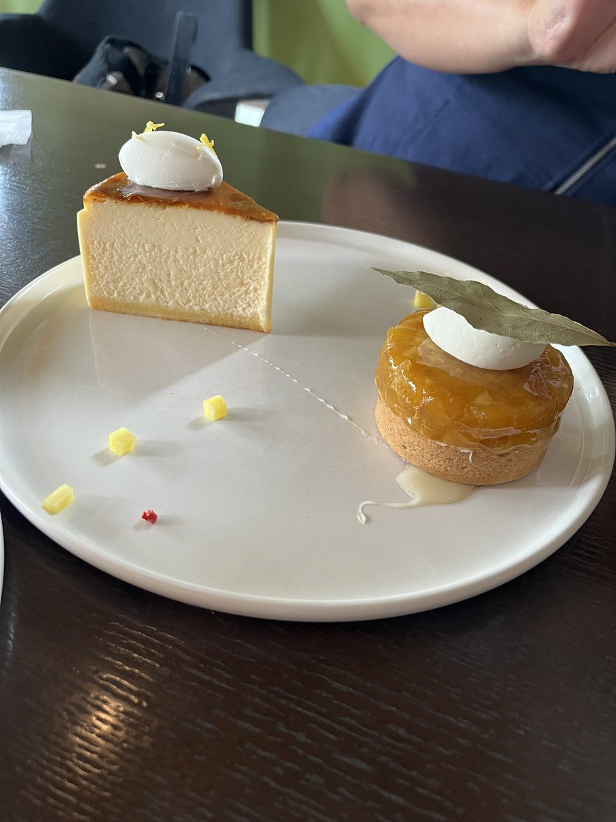 aloha_naoquilt's tweet photo. おはようございます
今日も暑くなりそう💦
昨日は高校の時の先輩とカフェに☕️【ライフ　イズ　スイート】の桃のタルト🍑お値段それなりだけど払う価値あり❣️
すごく美味しい😋先輩はケーキ2個笑🍰🧁その前にギョーザ定食のランチ食べたことは内緒ね笑😆 https://t.co/26QV4eT5ZC