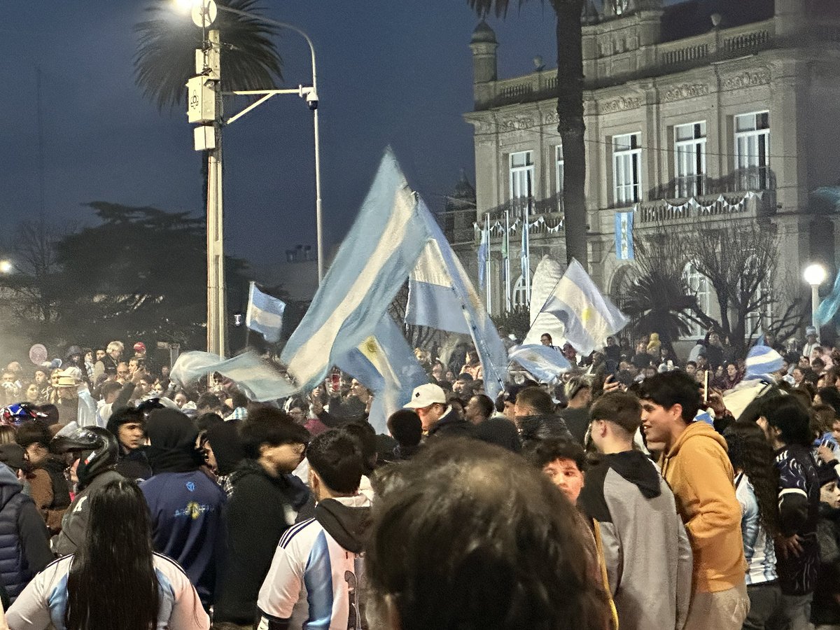 alejo_stg's tweet photo. No doy más de la emoción  que manera  gritarrrrrr Inglaterra la conocha de tu madreeeee https://t.co/6lDE8H1bTx