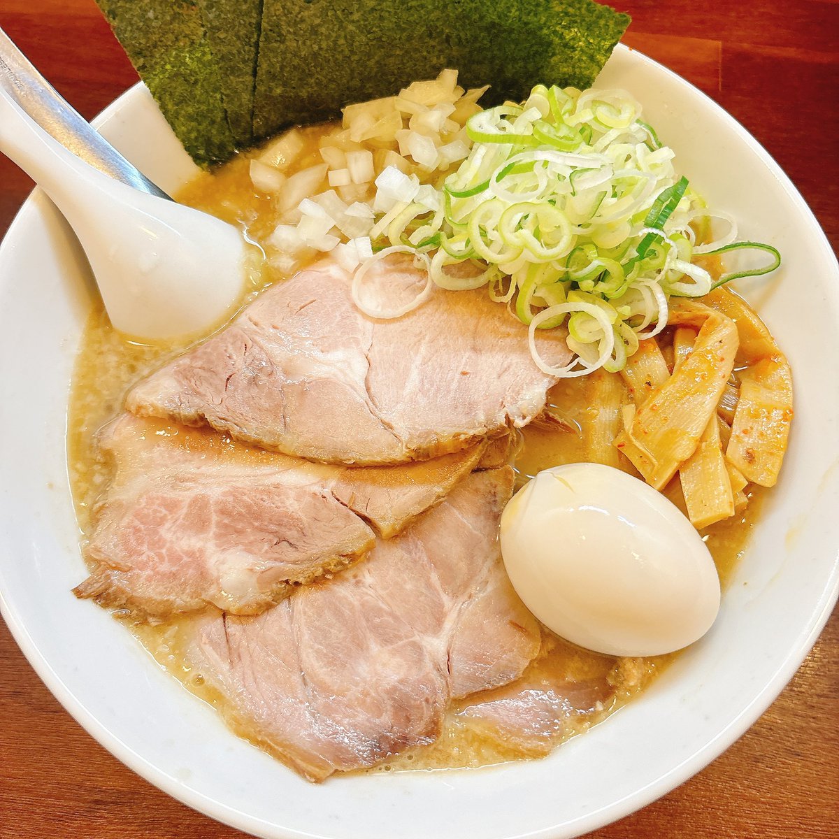 nuqn_pakupaku's tweet photo. 得ラーメン
中華鍋仕上げの豚骨スープは旨み満点、背脂が溶け込んだ濃密な味わい😄底に溜まったひき肉とネギを絡めて啜ると至福👏大判なしっとりチャーシューにピリ辛メンマ、柔らか食感の味玉とトッピングもハイレベル◎卓上一味&amp;ニンニクで病みつき感をブーストしつつ完食🙏
#航空公園 #拉麺梅太郎 https://t.co/FkgSfkhHmn