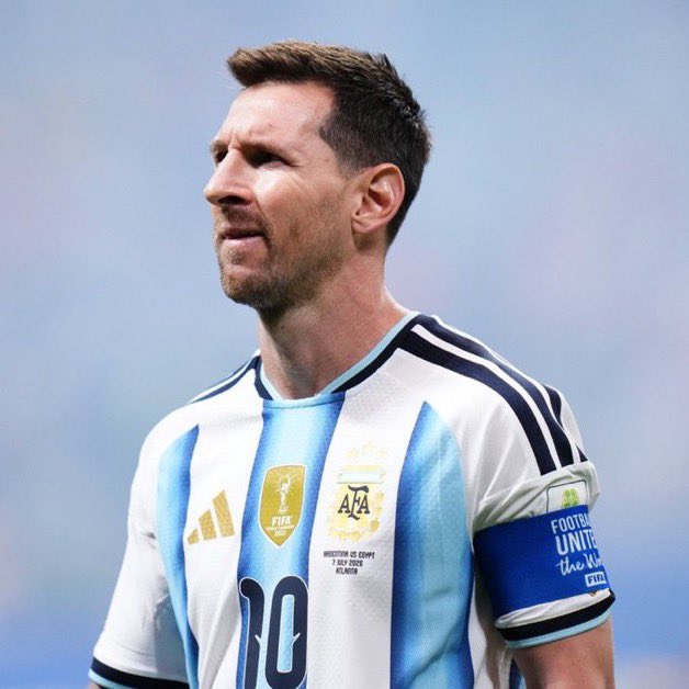 fcb_elias1's tweet photo. 🚨𝐙𝐋𝐀𝐓𝐀𝐍 𝐈𝐁𝐑𝐀𝐇𝐈𝐌𝐎𝐕𝐈𝐂'𝐒 𝐁𝐑𝐔𝐓𝐀𝐋 𝐑𝐄𝐀𝐂𝐓𝐈𝐎𝐍 𝐀𝐅𝐓𝐄𝐑 𝐀𝐑𝐆𝐄𝐍𝐓𝐈𝐍𝐀 𝐊𝐍𝐎𝐂𝐊𝐄𝐃 𝐎𝐔𝐓 𝐄𝐍𝐆𝐋𝐀𝐍𝐃 🦁🇦🇷

🎙️ "For one week... I didn't hear football. I heard a podcast."

"Bellingham talked. Terry talked. Joe Cole talked. Tuchel talked. Beckham talked. Kane talked. Rice talked..."

"So I stayed silent... because I wanted to see if their football was as loud as their mouths."

"Then England scored..."

"And after that?"

"They forgot how to play football."

"Ninety minutes of confidence... disappeared after one Argentina attack."

"They said Argentina were just a normal team."

"Funny... because a 'normal team' just sent all of you home."

"They said England had better players."

"Then why did Argentina have the better football?"

"They said Messi was the only reason Argentina were dangerous."

"Exactly... and you still couldn't stop him."

"He didn't even need to score. He created both goals, won the MVP, controlled the game... while England chased shadows."* 🐐

"Here's some free advice..."

"𝐈𝐟 𝐲𝐨𝐮 𝐧𝐞𝐞𝐝 𝟗𝟎 𝐦𝐢𝐧𝐮𝐭𝐞𝐬 𝐭𝐨 𝐩𝐫𝐨𝐯𝐞 𝐲𝐨𝐮'𝐫𝐞 𝐛𝐞𝐭𝐭𝐞𝐫... 𝐝𝐨𝐧'𝐭 𝐬𝐩𝐞𝐧𝐝 𝐭𝐡𝐞 𝐟𝐢𝐫𝐬𝐭 𝟖𝟗 𝐭𝐚𝐥𝐤𝐢𝐧𝐠."

"𝐈𝐟 𝐲𝐨𝐮 𝐭𝐚𝐤𝐞 𝐭𝐡𝐞 𝐥𝐞𝐚𝐝 𝐚𝐧𝐝 𝐭𝐡𝐞𝐧 𝐩𝐥𝐚𝐲 𝐥𝐢𝐤𝐞 𝐲𝐨𝐮'𝐫𝐞 𝐚𝐟𝐫𝐚𝐢𝐝... 𝐝𝐨𝐧'𝐭 𝐜𝐚𝐥𝐥 𝐲𝐨𝐮𝐫𝐬𝐞𝐥𝐟 𝐭𝐡𝐞 𝐛𝐞𝐭𝐭𝐞𝐫 𝐭𝐞𝐚𝐦."

"𝐍𝐞𝐱𝐭 𝐭𝐢𝐦𝐞... 𝐥𝐞𝐬𝐬 𝐭𝐚𝐥𝐤. 𝐌𝐨𝐫𝐞 𝐟𝐨𝐨𝐭𝐛𝐚𝐥𝐥."

🦁 "𝐁𝐞𝐜𝐚𝐮𝐬𝐞 𝐭𝐫𝐨𝐩𝐡𝐢𝐞𝐬 𝐚𝐫𝐞𝐧'𝐭 𝐰𝐨𝐧 𝐢𝐧 𝐩𝐫𝐞𝐬𝐬 𝐜𝐨𝐧𝐟𝐞𝐫𝐞𝐧𝐜𝐞𝐬... 𝐭𝐡𝐞𝐲'𝐫𝐞 𝐰𝐨𝐧 𝐰𝐡𝐞𝐧 𝐭𝐡𝐞 𝐭𝐚𝐥𝐤𝐢𝐧𝐠 𝐬𝐭𝐨𝐩𝐬."