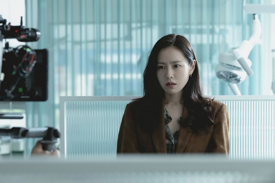 sonyejinpics's tweet photo. dir. park chan-wook’s <no other choice: extended edition>, featuring 19 minutes of footage not shown in theaters, will be released today. it will be available on IPTV (KT Genie TV, SK B tv, LG U+tv), digital cable TV (studio choice), and online & mobile VOD services.

more screentime for yejin has been added!

new sequences have been added, including scenes depicting the daily lives of man-soo, mi-ri, and ri-won after they leave the cello practice room; scenes that delve deeper into the relationship between mi-ri and ri-won; a new episode at oh jin-ho’s dental office; and scenes revealing the truth surrounding si-won. it is also reported that key scenes—such as those at the job training center, the family’s daily life, the relationship between man-soo and mi-ri, and the tense moments following the incident—have been expanded with new dialogue.

https://t.co/csfZuoqcoT