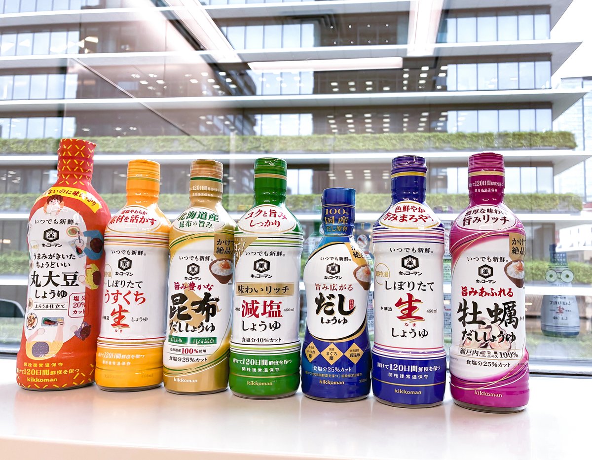 kikkoman_desu's tweet photo. おはようございます！
朝から会議室に七色のしょうゆを並べてみました🌈✨

皆さんのお気に入りの色はありますか？

（よ～く見るとガラス越しに何か見えるかも...？）

#虹の日 https://t.co/G6KwEQR0Nz