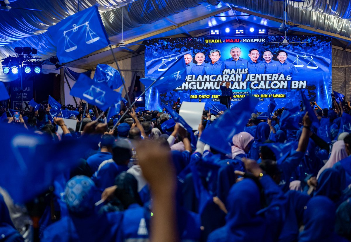 DrZahidHamidi's tweet photo. 𝐆𝐞𝐥𝐨𝐦𝐛𝐚𝐧𝐠 𝐁𝐢𝐫𝐮 𝐊𝐢𝐧𝐢 𝐌𝐞𝐥𝐢𝐦𝐩𝐚𝐡 𝐤𝐞 𝐍𝐞𝐠𝐞𝐫𝐢 𝐒𝐞𝐦𝐛𝐢𝐥𝐚𝐧

Gelombang Biru yang membanjiri setiap pelosok perkarangan Stadium Paroi malam tadi benar-benar membangkitkan semangat perjuangan seluruh keluarga besar Barisan Nasional.

Alhamdulillah, semangat luar biasa yang ditunjukkan oleh ribuan penyokong dan jentera Barisan Nasional malam tadi memberikan keyakinan bahawa rakyat Negeri Sembilan mahukan sebuah Kerajaan yang lebih stabil, lebih berpengalaman dan lebih diyakini untuk memimpin negeri ini.

Kemenangan besar BN di Johor beberapa hari lalu sudah tentu memberikan suntikan keyakinan kepada kita. Namun, keyakinan itu bukan alasan untuk kita berasa megah dan selesa.

Berdoalah, berusahalah dan bertawakallah kepada Allah SWT. Mudah-mudahan Allah SWT membuka hati-hati rakyat Negeri Sembilan untuk memberikan kepercayaan kepada Barisan Nasional, mengurniakan kemenangan yang terbaik serta memberkati setiap langkah perjuangan kita. Insya-Allah.

Ayuh kita tawan Negeri Sembilan!
Kita lawan.. LAWAN SAMPAI MENANG!

Hidup Barisan Nasional!

#GelombangBiru
#BNTerusMantap
#HobinBNHobin
#HobinSampaiMenang