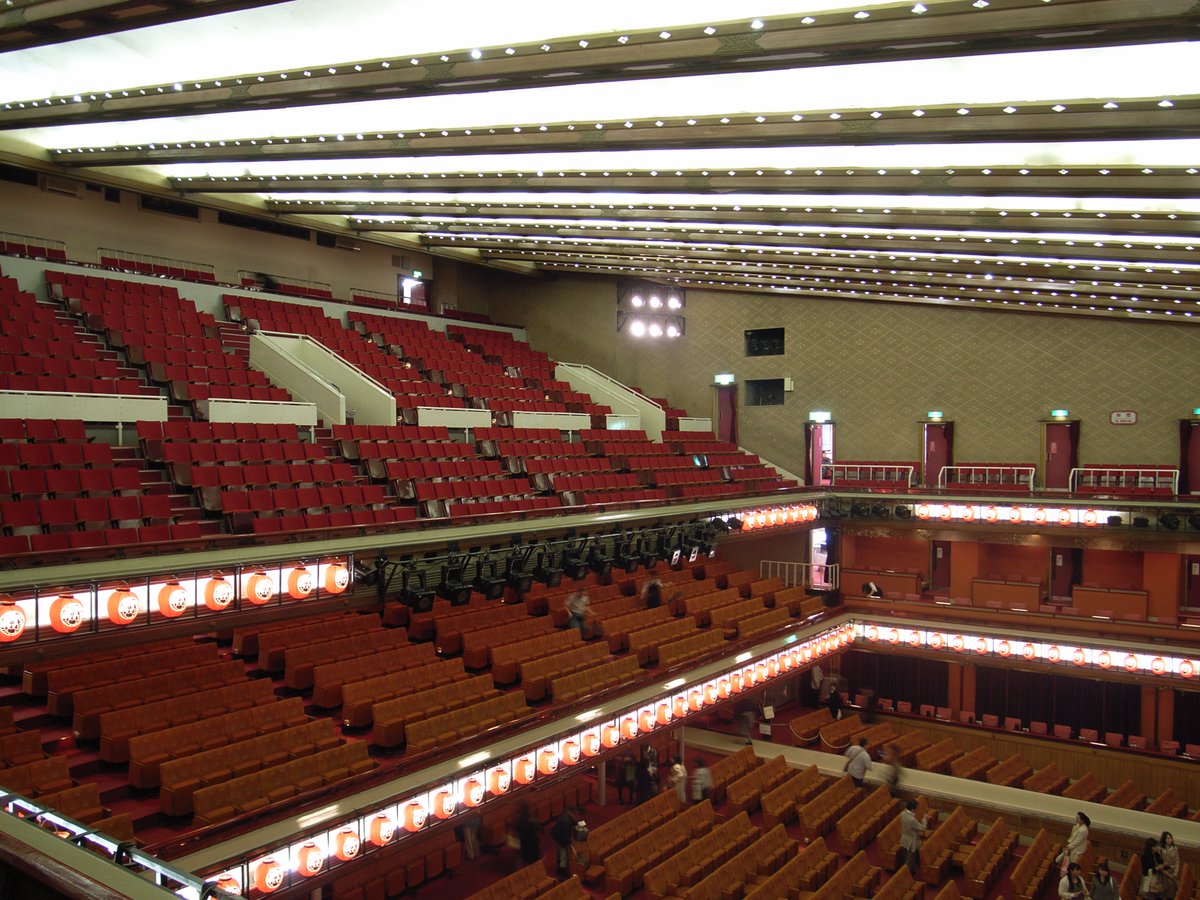 ex_omuko's tweet photo. むかしの歌舞伎座の写真を知人から頂きまして。前は三階席には通路や扉が沢山あったので、大向うも立つ場所に困りませんでした。

あと拡大するとわかりますが、なんと東と西の袖席は2列になっておりました。

新旧歌舞伎座、似ているようで見比べるとかなり違うのがわかりますね。 https://t.co/D9nZImqtQA