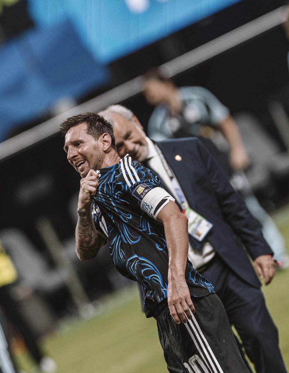 Messismo10's tweet photo. “A LA FINAL!!!!! 🇦🇷🇦🇷🇦🇷 
Volvimos a sacar fuerza para hacer otro gran partido. Muchas gracias a todos los que confiaron en este gran grupo!!! 🙌🙌🙌 Vamos Argentina carajo!!!! #TodosJuntos”

Messi vía Instagram. https://t.co/l1WGyjyEsO