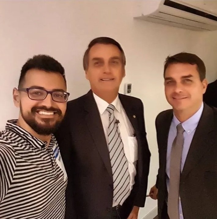 diegomuguetrj's tweet photo. Aqui tem foto de 2017, 2018, 2020, 2022... Se eu cometesse qualquer ato ilícito, o que o Flávio Bolsonaro teria com isso? Ele teria alguma culpa por ter tirado fotos comigo? É para vocês verem o nível da loucura dessa galera. https://t.co/exEROe5TWi