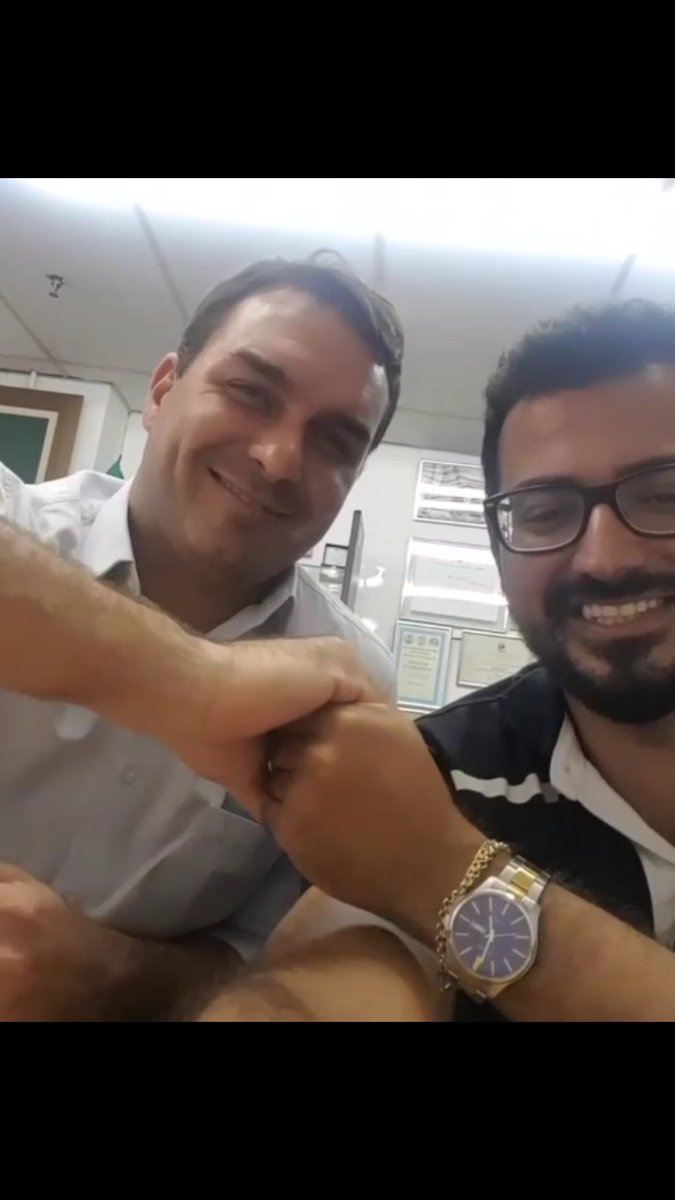 diegomuguetrj's tweet photo. Aqui tem foto de 2017, 2018, 2020, 2022... Se eu cometesse qualquer ato ilícito, o que o Flávio Bolsonaro teria com isso? Ele teria alguma culpa por ter tirado fotos comigo? É para vocês verem o nível da loucura dessa galera. https://t.co/exEROe5TWi