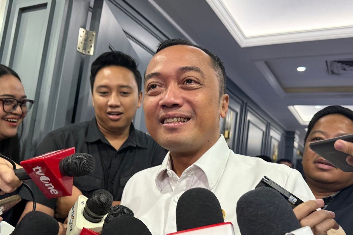 LambeSahamjja's tweet photo. penjelasan istana soal tni jadi sopir truk BBM:
- kehadiran tni untuk pastikan distribusi BBM lancar tanpa gangguan
- bukan masalah tni-nya, 
- tapi memastikan proses distribusi tidak boleh ada gangguan sedikit pun
- tujuannya agar kebutuhan bbm masyarakat terpenuhi
- biar TNI makin dekat dengan rakyat langsung