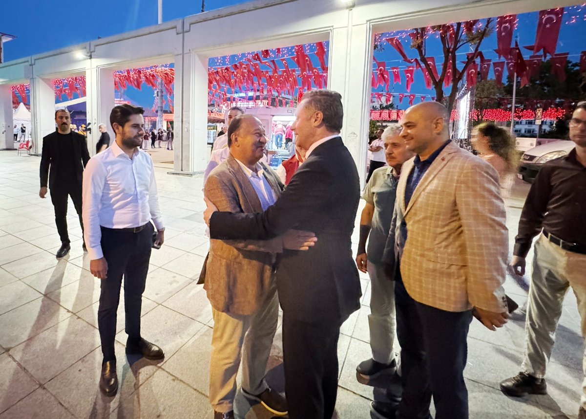 Akbakirkoy's tweet photo. Bakırköy Kaymakamlığımızca düzenlenen 15 Temmuz Demokrasi ve Millî İrade Günü Anma Programı kapsamında, Bakırköy Cumhuriyet Meydanı'nda gerçekleştirilen Demokrasi Nöbeti'ne; MKYK Üyemiz Mehmet Umur, İl Başkan Yardımcılarımız Yasir Çelik ve Burak Şükrü Umur, İlçe Başkanımız Av. Ahmet Faruk Kuran, Bakırköy Kaymakamımız ile birlikte teşkilat mensuplarımız ve hemşehrilerimizin yoğun katılımıyla iştirak ettik.

15 Temmuz; milletimizin vatanına, bayrağına ve millî iradesine canı pahasına sahip çıktığı, tarihe altın harflerle yazılmış bir kahramanlık destanıdır.

 Aziz milletimiz o karanlık gecede, birlik ve beraberlik ruhuyla hain darbe girişimini bertaraf ederek dünyaya unutulmayacak bir demokrasi dersi vermiştir.

Şehitlerimizi rahmet, minnet ve dualarla; gazilerimizi ise şükranla yâd ediyor, aynı inanç ve kararlılıkla ülkemize, demokrasimize ve millî irademize sahip çıkmayı sürdürüyoruz.

Zaferin adı Türkiye, gücün adı millettir.

#15Temmuz #DemokrasiVeMilliİrade #AKPartiBakırköy #HerMahallesiyleBakırköy #ZaferBizim