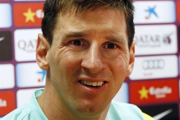 pereflur's tweet photo. @sudanalytics_ la reacción de messi cuando lo vio https://t.co/DMsPSIpTTZ