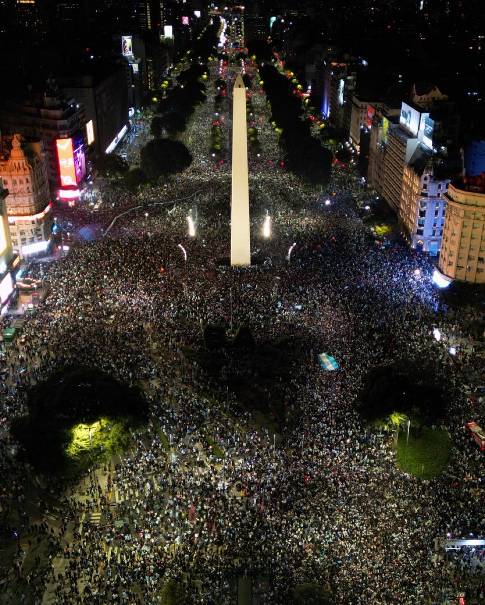 cristiannmillo's tweet photo. El obelisco ahora mismo. 🫶🫶🫶🫶❤️ https://t.co/8zUrfdm2NE
