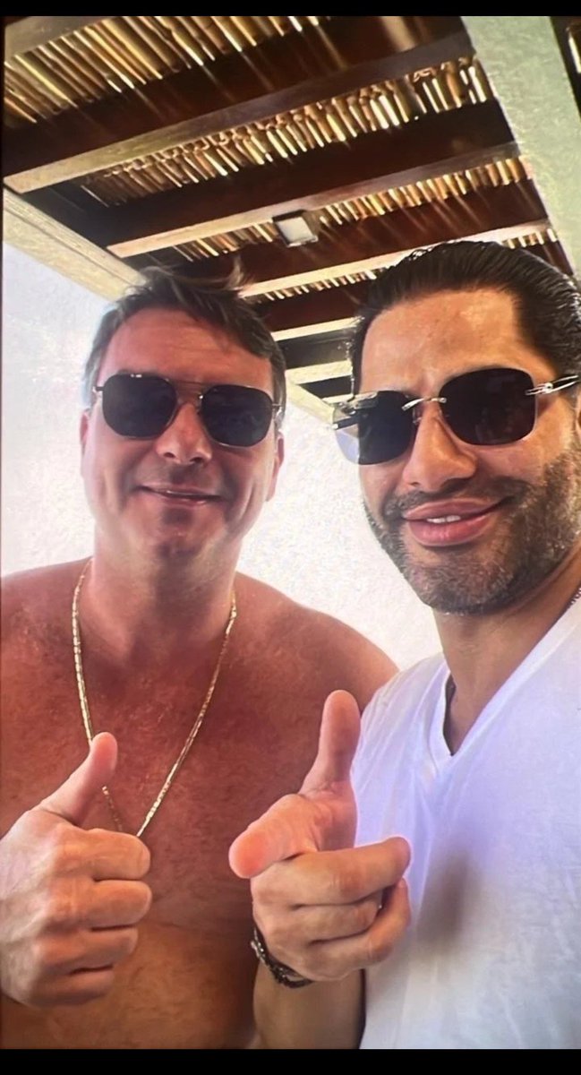 analisandoAD's tweet photo. Flávio bolsonaro diz que por ser extremamente popular, foi abordado pelo sicario do Vorcaro pedindo pra tirar uma foto.

E ae gado, essa desculpa tá boa pra você, ou quer que eu peça algo mais elaborado pelo Chatgpt https://t.co/SqlJL0jy38