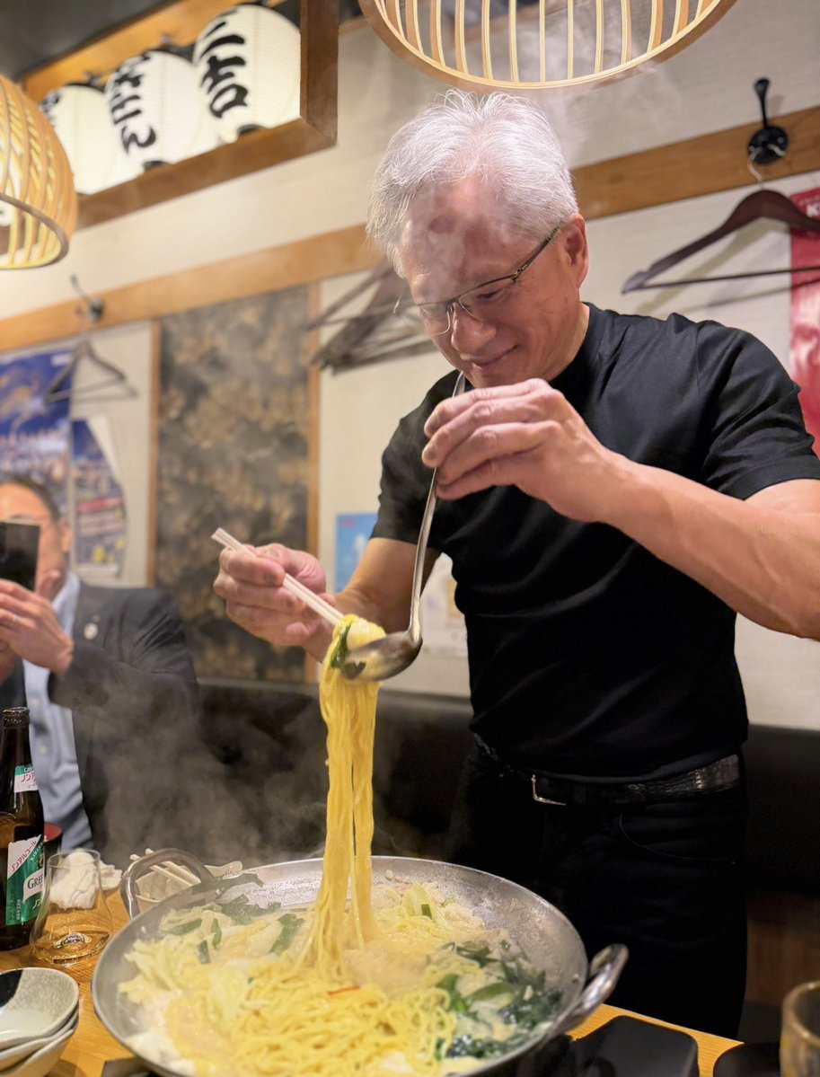 Midnight_Captl's tweet photo. Old Huang practicing the art of omotenashi in Tokyo while partaking in the local fine whiskey 🥃 https://t.co/ytjlnI4AR2