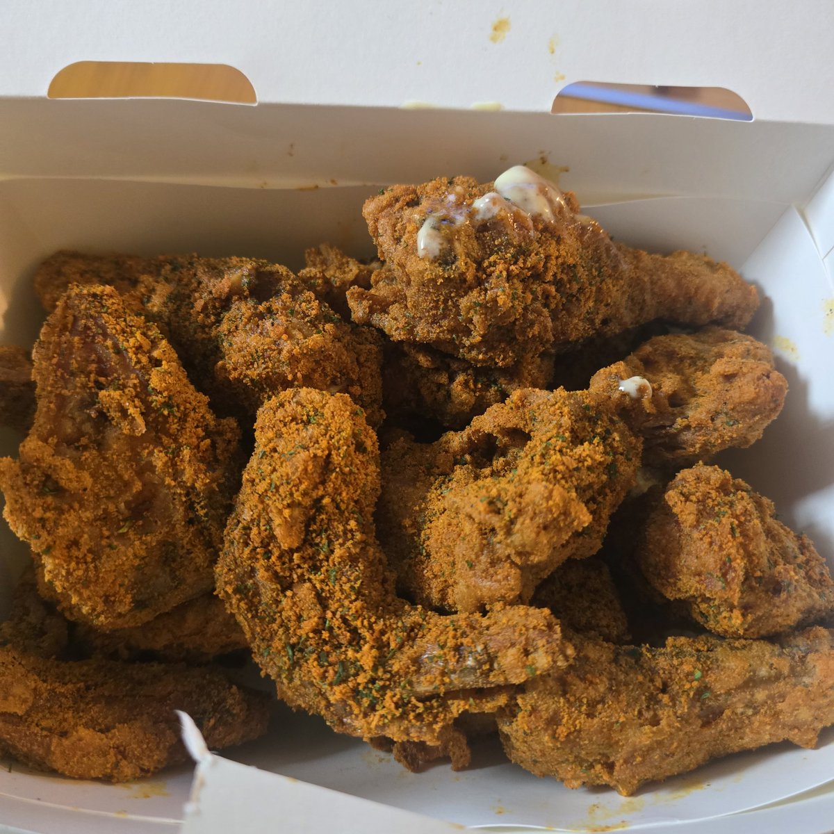 IL0VEREDHAIR's tweet photo. #차차의식사
BHC 커링클
뿌링클에 카레가루 추가된맛
괜찮은데 일넌에 한번 뿌링클 질릴때
먹으면 즇을듯 
소스 ㅈㄴ 야박해 ㅡㅡ https://t.co/JyHBmFCgi6