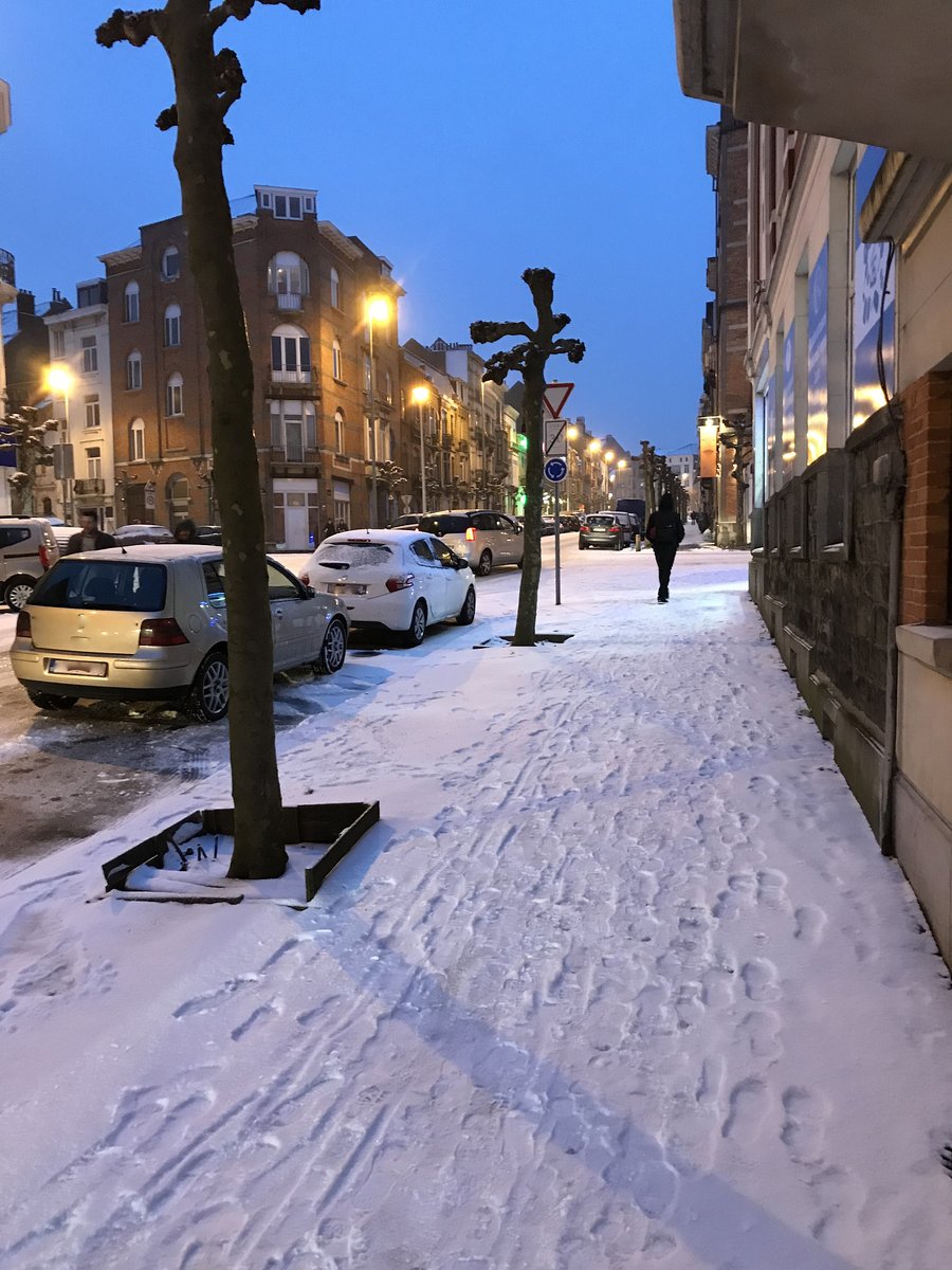 mc__min_ji's tweet photo. Standing ovation for the first snow of the year—blanketing the city in soft white magic, turning ordinary streets into a winter fairytale. Let the cozy hot cocoa and warm sweaters begin!， https://t.co/OtmK5cvG8D