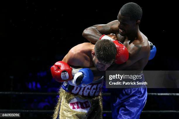 KevinPin__'s tweet photo. BAGAIMANA PELANGGARAN INI BISA LOLOS BEGITU SAJA?

Saya tidak menutup mata dengan beberapa pelanggaran yang dilakukan pemain Inggris terhadap Argentina. 

Tapi, this for me adalah pelanggaran yang paling brutal!
Menyikut bagian belakang kepala sangat berbahaya dan mematikan.
Kok bisa seorang wasit tidak memberi peringatan atau minimal kartu kuning?

Elliot bisa saja meninggal langsung atau minimal kena lumpuh total permanen. 
Otomatis Elliot akan pensiun dini.

Wasit Amerika Serikat tidak pernah belajar dari kisah laga boxing antara Prichard Colon melawan Terrel Williams. Colon dihajar di belakang kepalanya oleh Williams tapi wasit telat menghentikannya. Hasilnya petinju asal Puerto Rico tersebut kena lumpuh permanen.

Padahal saat itu Colon lagi di masa-masa keemasan karirnya. Namun takdir berkata lain!

Mungkin ada beberapa orang bilang boxing itu beda sama sepak bola. Bagaimana bisa kamu samakan?

Bro, belakang kepala itu bagian yang sangat sensitif. Jangan pernah main-main dengan daerah itu. Salah benturan saja yang lumayan keras maka akan menyerang saraf otakmu!

For me ini adalah piala dunia terburuk sepanjang sejarah!