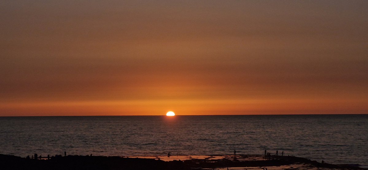 keb2908's tweet photo. Today I walked 9.7 km and I witnessed this beautiful sunset... https://t.co/7qnBrDVk00