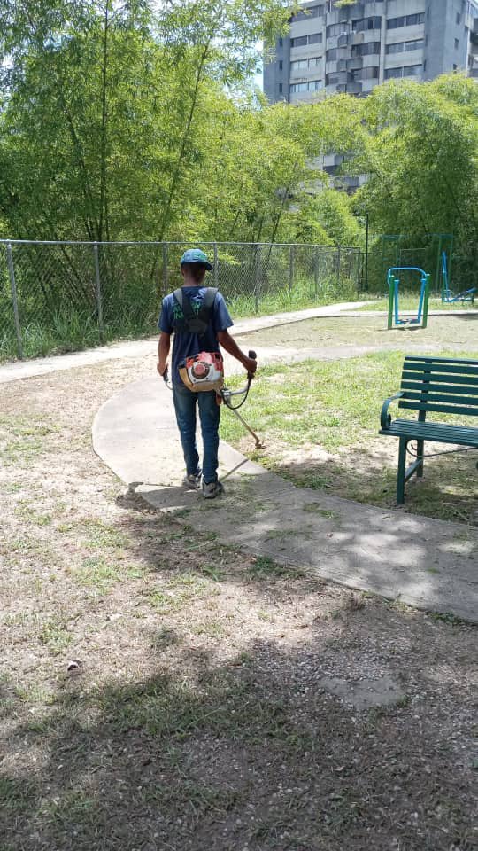 AlcaldiaBaruta's tweet photo. El día de hoy nuestras cuadrillas de #AcciónInmediata realizaron labores de:
🍃Desmalezado:
📍Sector. #ElPlacer
📍Urb. #LosCampitos
📍Urb. #Manzanares
🚦Demarcación:
📍Calle Manaure https://t.co/r4mqeEmRpL