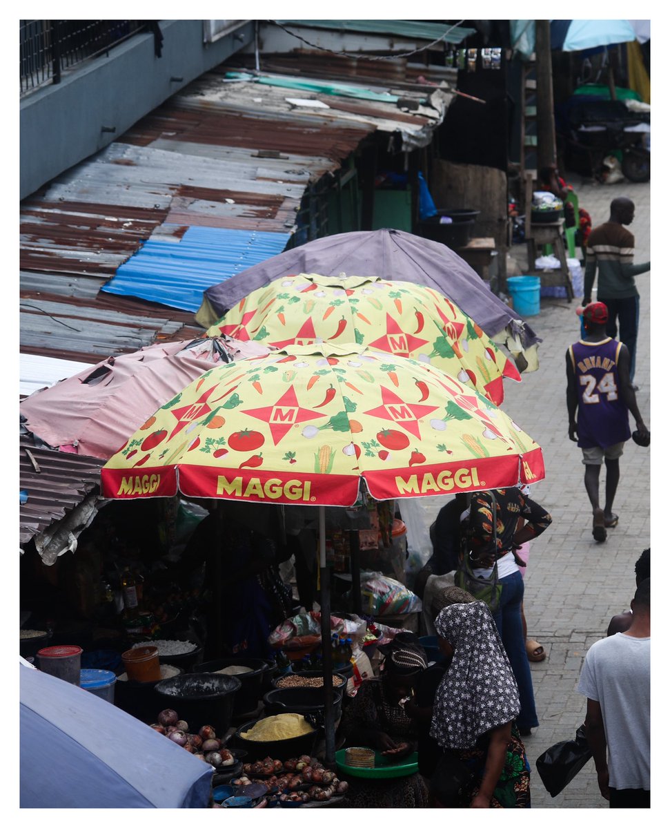 AbidoyeBabawale's tweet photo. More than just branding, Maggi umbrellas protect from the sun and rain while standing as symbols of livelihood across this street
πΈ Wale Abidoye
#waleabidoye_ #documentary #documentaryphotographer #dambeboxing #everydayeverywhere https://t.co/RTJjvEzZSm